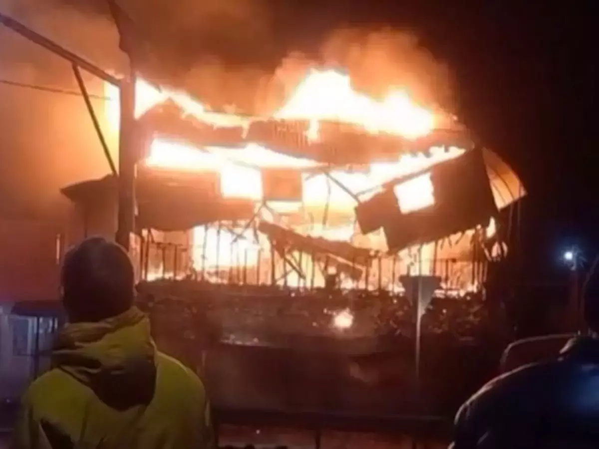 В Азове дотла сгорело трехэтажное здание