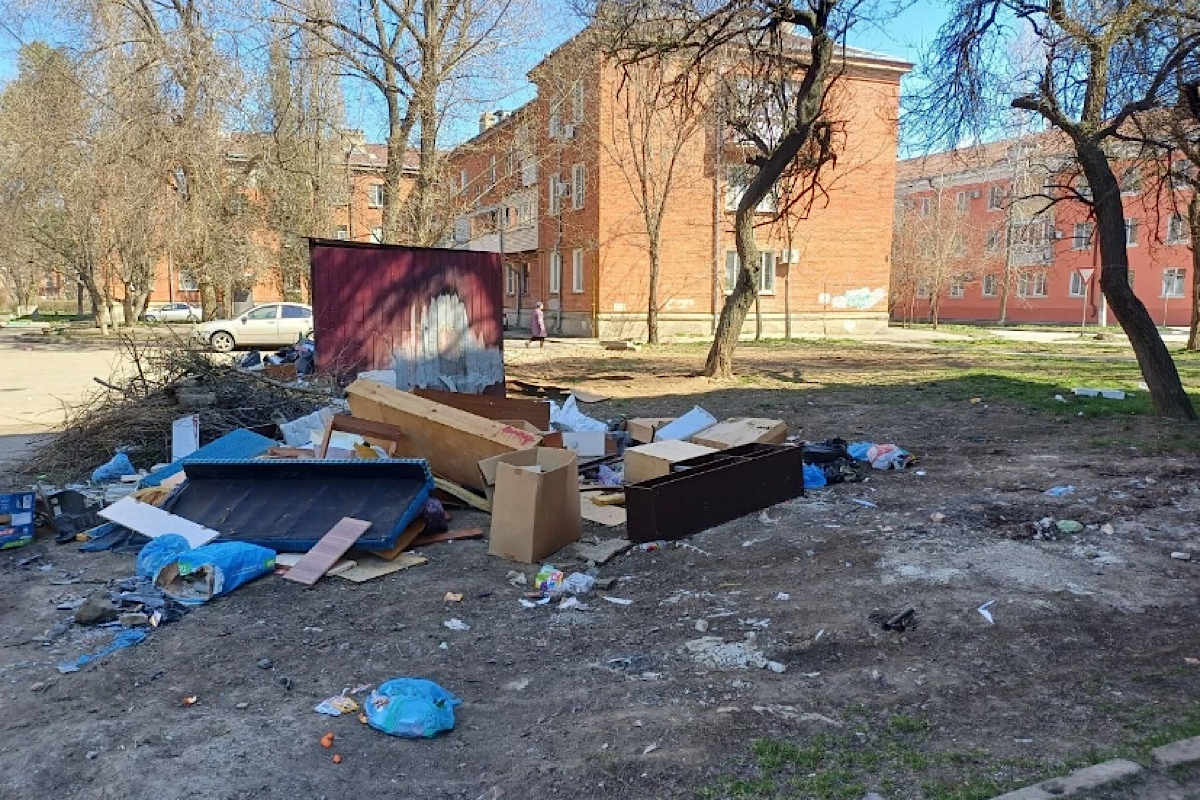 Азовчане пожаловались на свалку в переулке Красноармейском