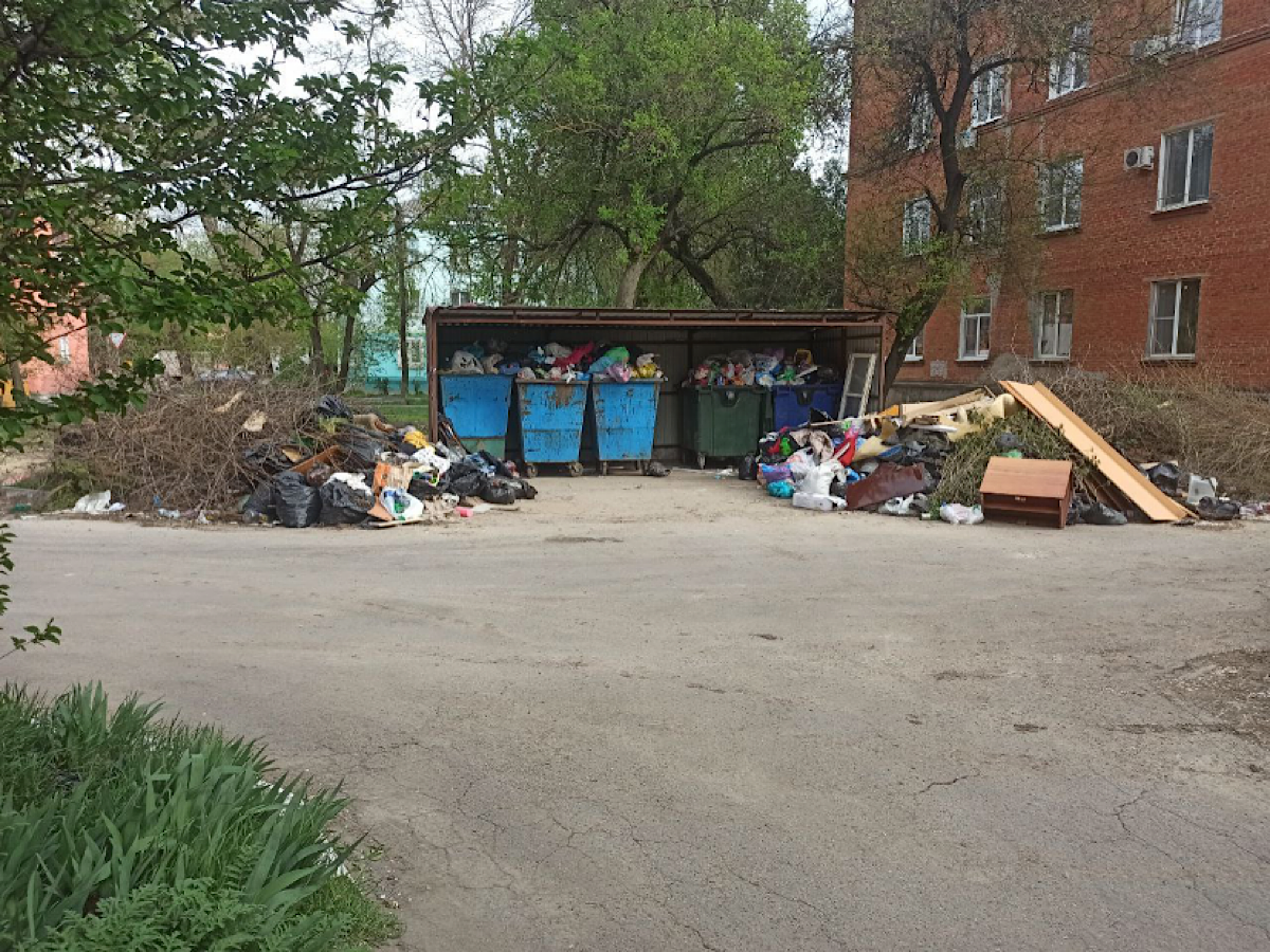 Жители Азова жалуются на свалку в переулке Красноармейском