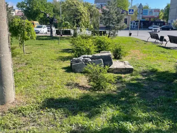 В Азове на Петровском Бульваре вандалы сломали памятник