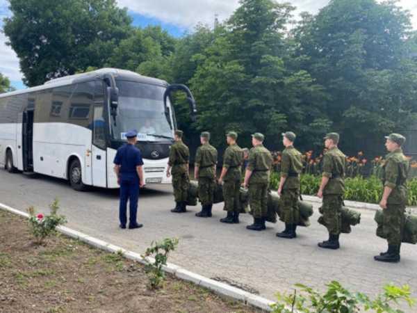На службу в Президентский полк отправились 15 призывников Ростовской области