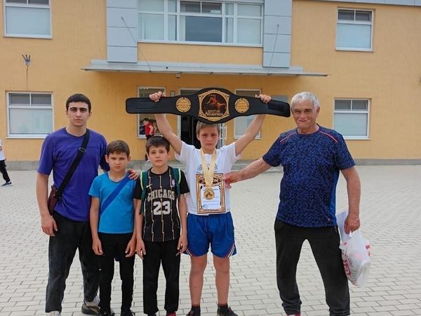 Мальчик из Азовского района победил в межрегиональном турнире по борьбе