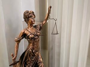 В Азове осудили мужчину, который забил бездомного до смерти ножкой от стола