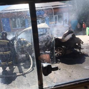 В Азове дорогой пикап сгорел дотла: видео