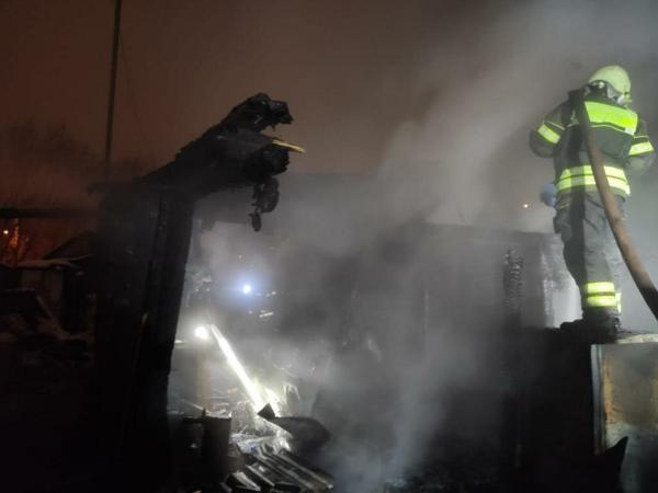 В Кулешовке сгорели гараж, автомобиль и дом