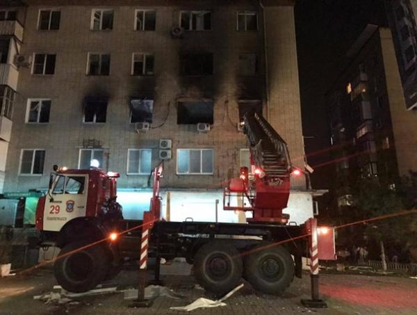 В Азове случился крупный пожар в четырехэтажном доме
