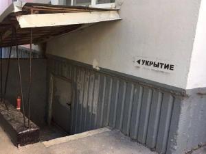 В Азове возле подвалов появились надписи со словом «Укрытие»