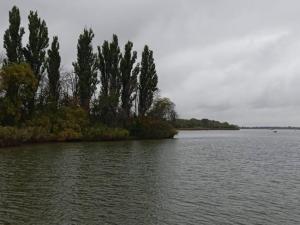 В Азове восемь школьников застряли на лодке посреди реки