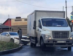 В Азове на перекрестке водитель иномарки столкнулся с «ГАЗелью»