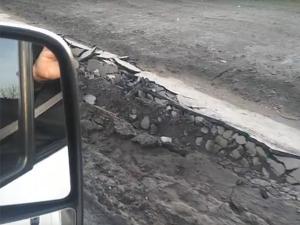 Жители Азова пожаловались на фуры, разбившие тротуар на улице Дружбы