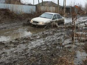 В Азове автомобилисты тонут в грязи из-за отсутствия асфальта