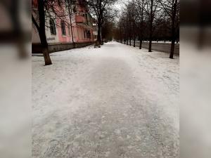 Жители Азова пожаловались на гололед, который образовался на тротуарах