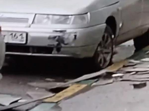 В Азове упавший шифер повредил бампер легковушки