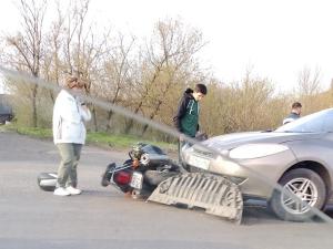 На Кагальницком шоссе в Азове мотоциклист попал в ДТП