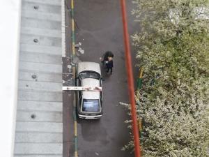 В Азове упавший шифер повредил бампер легковушки