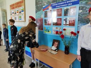 Жене бойца из Азова, погибшего в СВО, вручили орден мужества