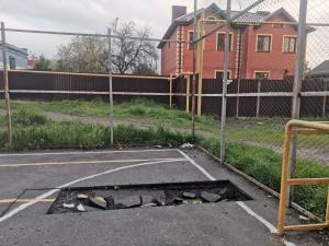 Жители Черноморского в Азове пожаловались на огромную яму на детской площадке
