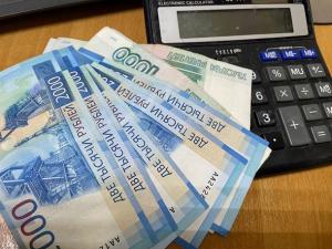 Житель Азовского района украл со счета своей девушки 100 тысяч рублей