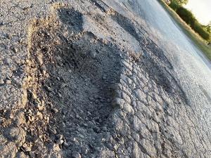 Ямы на трассе Азов-Порт-Кантон создают аварийные ситуации