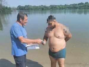 В Азове мужчина едва не утонул, пытаясь на спор переплыть Дон