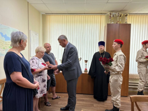 В Азовском районе родным погибшего мобилизованного в СВО вручили орден Мужества