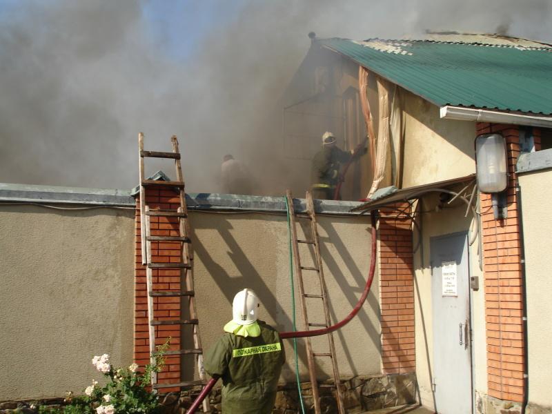 В Азовском районе десяток пожарных тушили частный дом