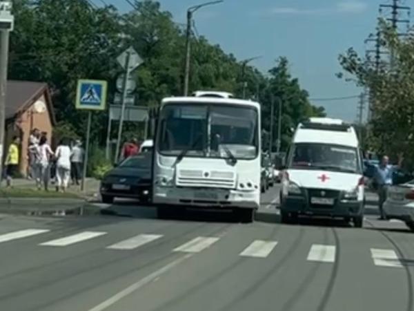 В Азове водитель маршрутки №4 столкнулся с легковушкой