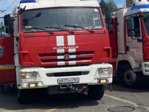 В Азовском районе около десятка пожарных тушили частный дом