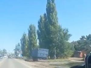 На Пешковском кольце в Азове фура с прицепом вылетела в кювет