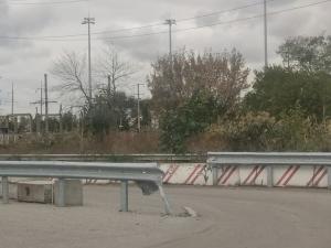 Большегрузы разворотили отбойники на дорогах Азова