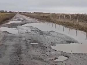 Под Азовом в хуторе Дугино на трассе фуры разбили асфальт