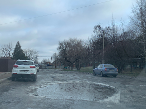 Жители Азова пожаловались на разбитую дорогу на улице Московской
