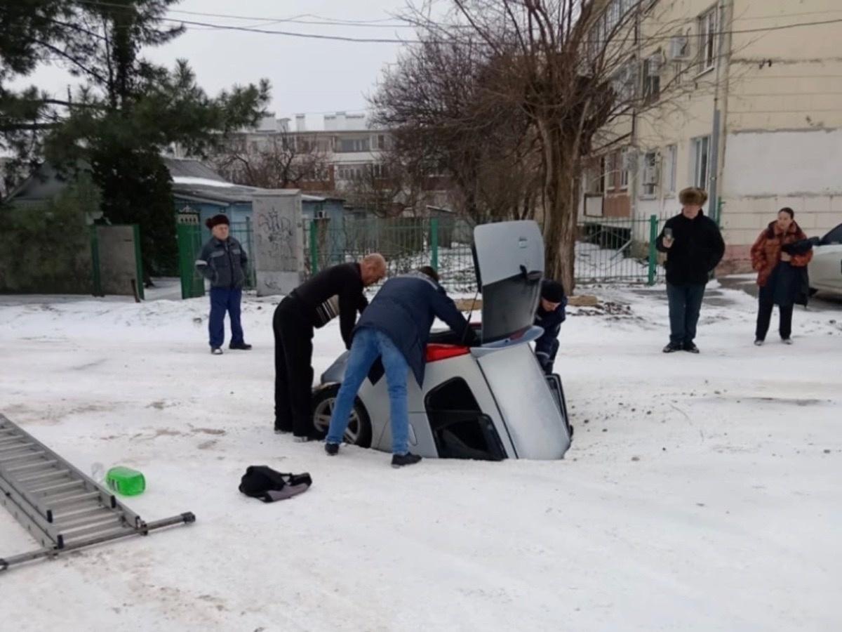 В Азове автомобиль с водителем внутри провалился под землю