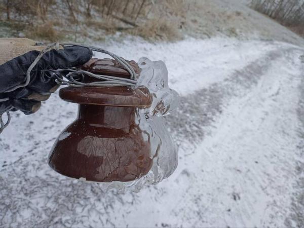В Азовском районе из-за ледяного дождя без света остались почти 6 тысяч человек