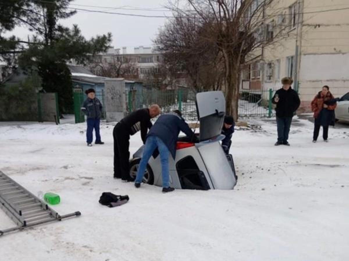 В Азове из-за провалившейся под землю машины возбуждено уголовное дело