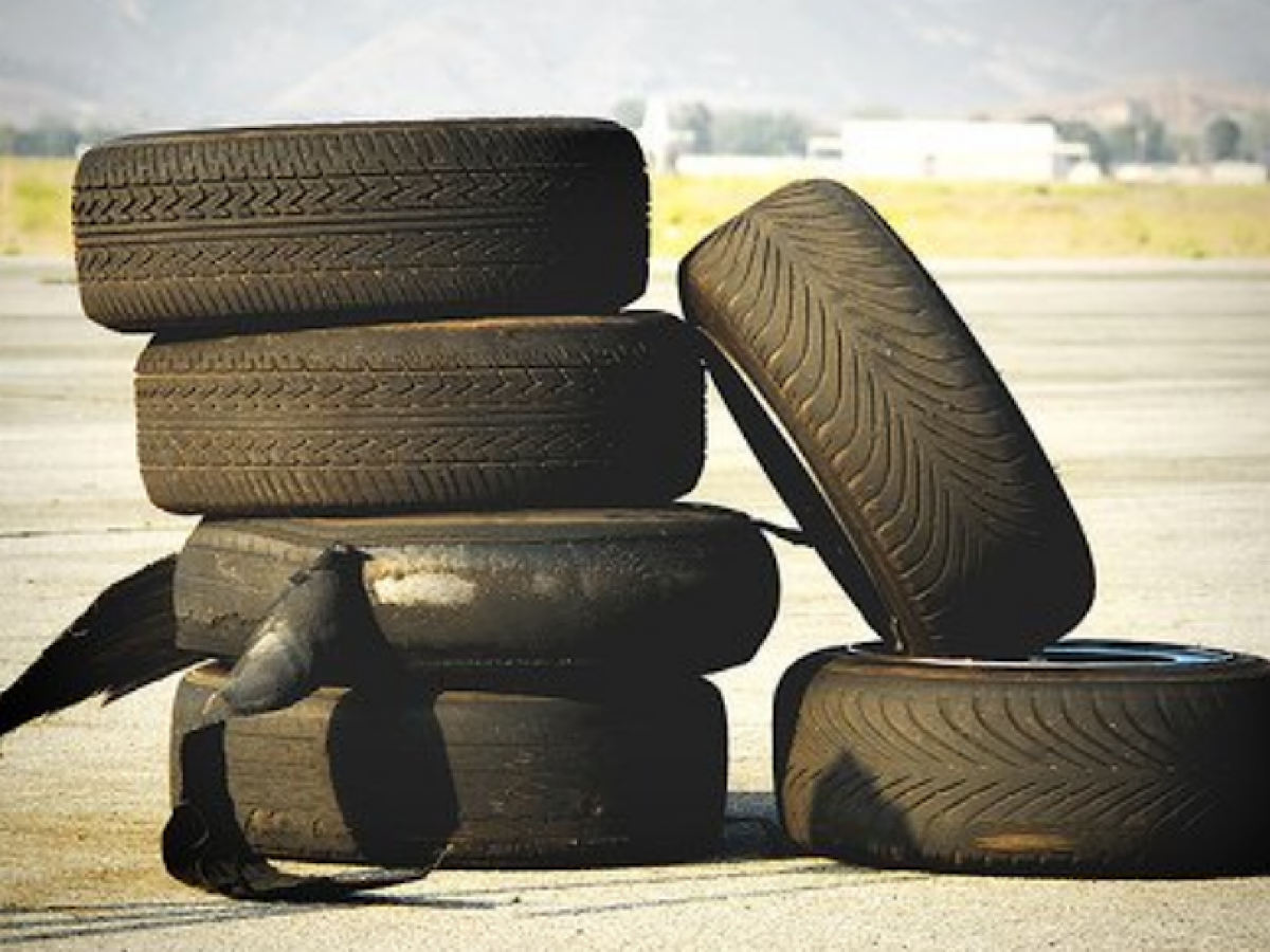 Резиновые автомобильные покрышки. Свалка покрышек. Пункт приема покрышек. Переработка резины озоном. Пункт приема шин.