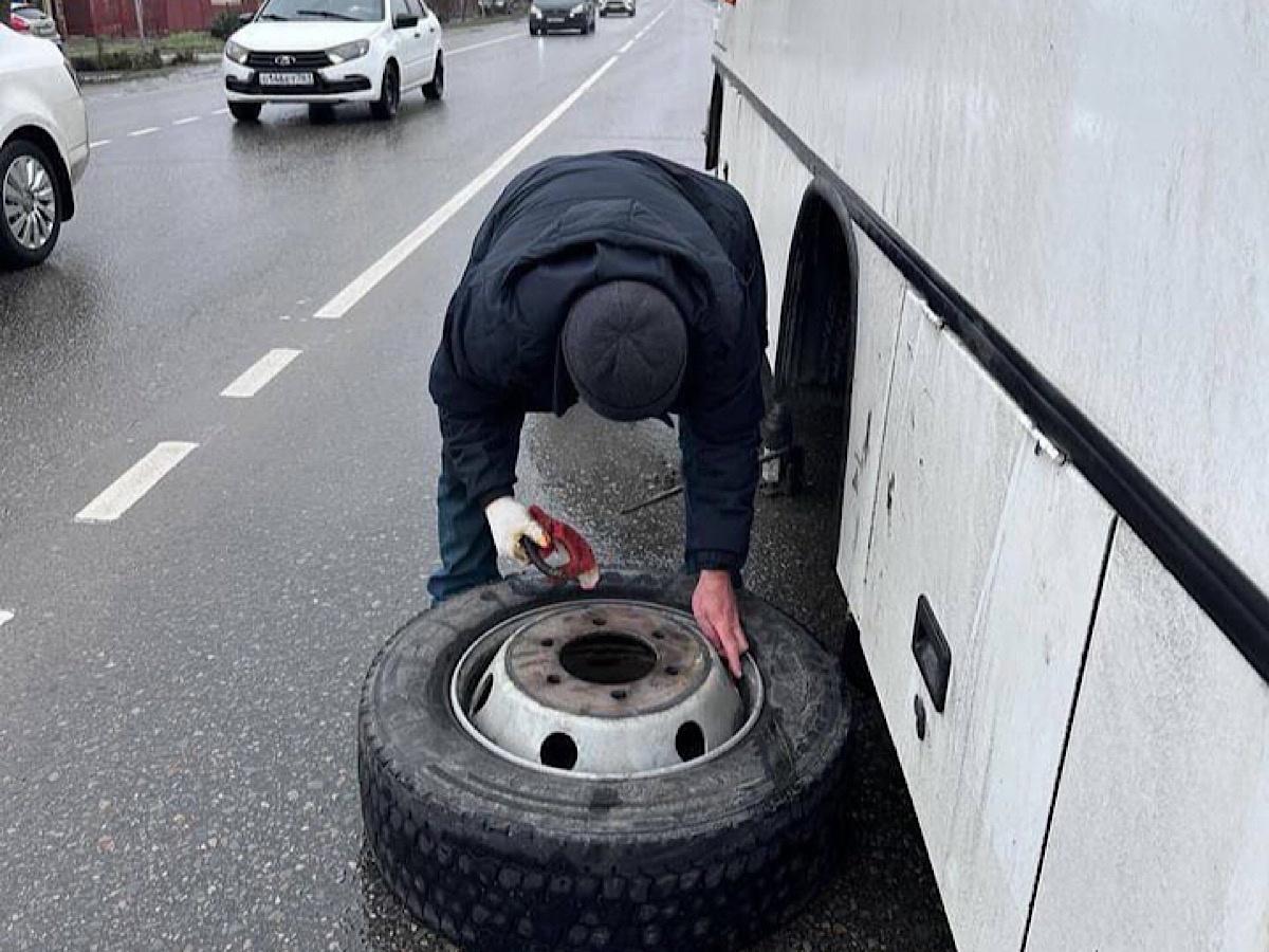 На трассе Азов-Ростов у автобуса на ходу слетело два колеса » DonDay -  новости Азова. Происшествия, события, новости бизнеса, политики, культуры и  спорта.