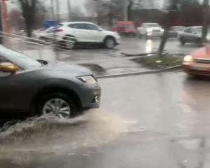 В Азове после дождя затопило переулок Коллонтаевский