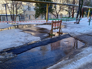 Жители Азова пожаловались на прорыв трубы в Западном переулке