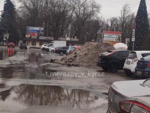 В центре Азова коммунальные службы оставили горы снега