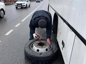 На трассе Азов-Ростов у автобуса на ходу слетело два колеса