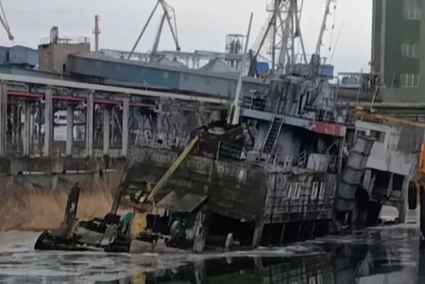 В районе Азовского порта со дна Дона подняли затонувший земснаряд