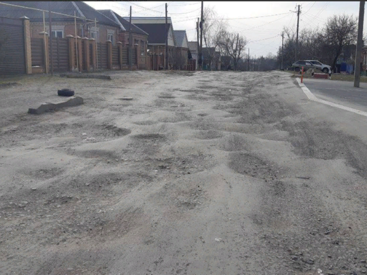 Улица Кирова в Азове превратилась в минное поле из-за ям