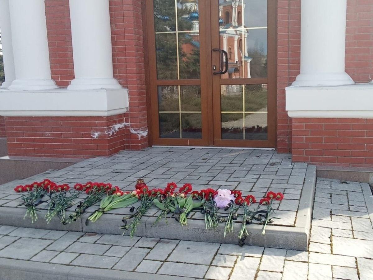 Азовчане несут цветы и игрушки к часовне после теракта в «Крокус Сити Холле»