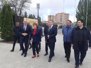 В Азове завершается благоустройство сквера «Летчикам»