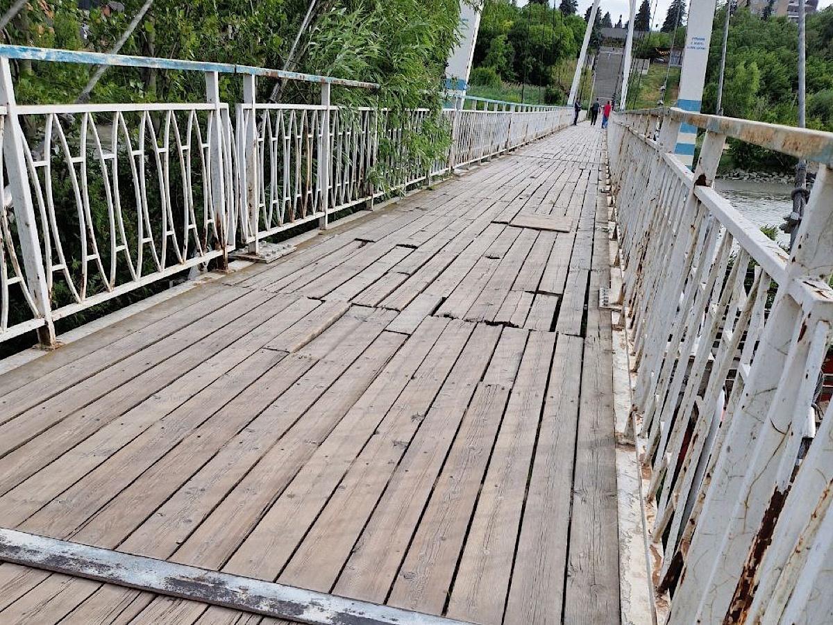 Жители Азова пожаловались на состояния подвесного моста
