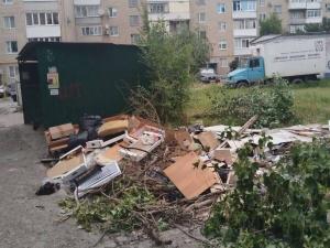 Жители Азова устроили свалку около памятника «Вечного огня»