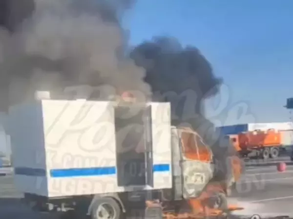 На трассе В Азовском районе сгорел полицейский автозак
