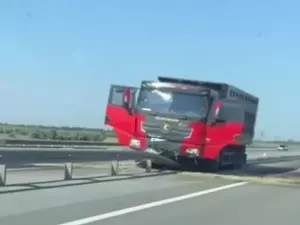На трассе Ростов-Азов водитель фуры снес отбойник