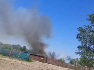 На пляже в Азовском районе на огромной площади горит камыш